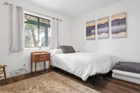 Top-Rated Treehouse Retreat with Hot Tub & Mountain Views, Pet Friendly - 2-Star