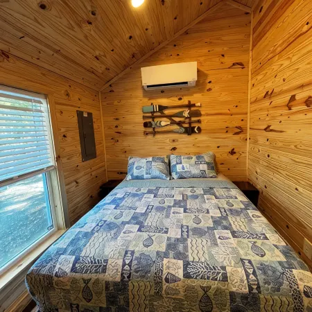Cozy pet friendly 2-bedroom cabin in Steinhatchee, FL