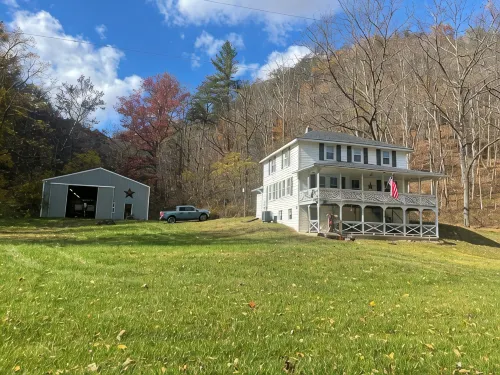 Remodeled Farmhouse 150 Acres - Minutes from Escatawha Farms Fly Fishing - Homestays