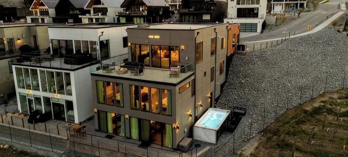 Ultra Luxury Chelan Lake House w/ Sauna, Steam Room, Cold Plunge, and Hot Tub Hotels in Chelan County
