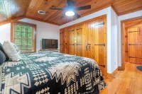 Helen's Newest Riverfront Rental on the Chattahoochee River - シャレー
