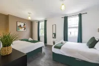 Station Side Sanctuary - 2BR Central Brighton Stay - 2つ星
