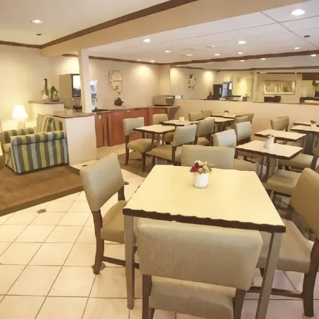 La Quinta Inn by Wyndham Milwaukee Airport / Oak Creek