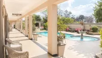 Inn and Out Plus Craighall - parking