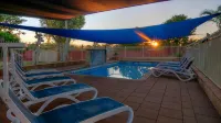 Halls Creek Motel - С бассейном