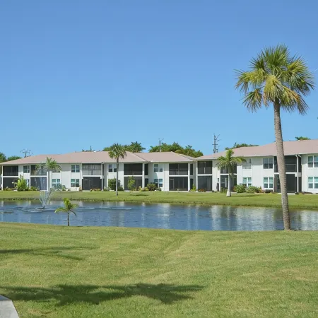 Renovated 2bed 2bath condo 2min to Fort Myers & Sanibel Beaches with WiFi, AC
