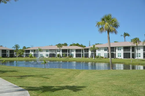 Renovated 2bed 2bath condo 2min to Fort Myers & Sanibel Beaches with WiFi, AC - 3-Star