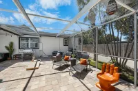 Perfect location 6 Bedroom, 4 Bathroom house. GameRoom,HeatedPool. 5min to Beach - Wi-Fi