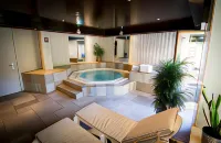 Logis Hôtel le Ménestrel - Chambres climatisées - Pysäköinti