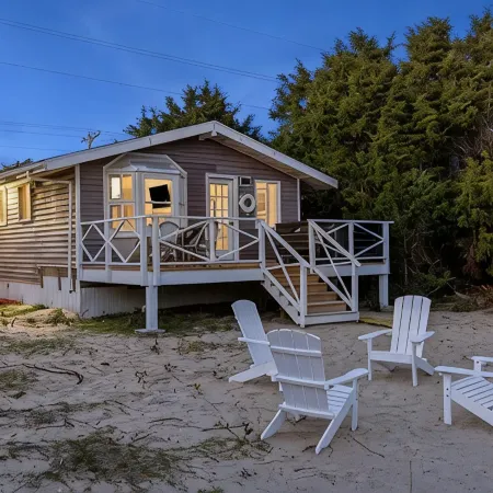 The Emerald Cottage - renovated 1950s beach cottage one block to beach , hot tub