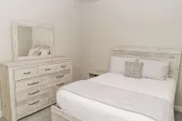 Hotty Toddy! Newly Renovated 2 Bedroom, 2 Bathroom. Walk to Grove! 1st Floor. - 2-Star