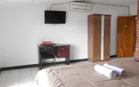 Rumah Syariah dan Kolam Renang Bugenville - Guest houses