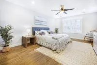 Prime PPB location, steps to all the restaurants, shops, 5 blocks to the beach! - 4 stjerner