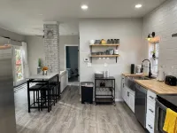 Siri's Pride & Joy Cute 2 bed/2 bath bungalow nestled on a private corner lot - Homestays
