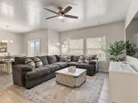Comfy “Idahome” just minutes from downtown Eagle. A perfect 3BR family gem! 伊格爾住宿飯店