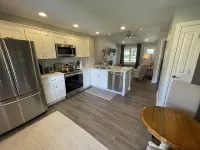 Simply Charming Nest-Nearly brand new, central, super clean, well appointed.