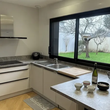 New 80 m² apartment with garden, quiet, walking distance to port, stadiums and shops