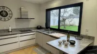 New 80 m² apartment with garden, quiet, walking distance to port, stadiums and shops - Homestays
