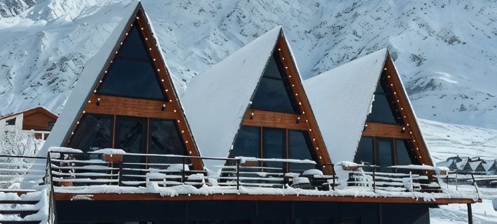 Pyramid Kazbegi Apartments Отели в г. Степанцминда