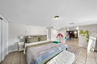 Comfort, Fun, & charming! - 5BR oasis w/ Pool - 4 stjerner