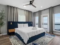 Waterfront Home w/ Views - Hot Tub + Movie Theatre バクリフのホテル