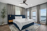 Waterfront Home w/ Views - Hot Tub + Movie Theatre - 陽台