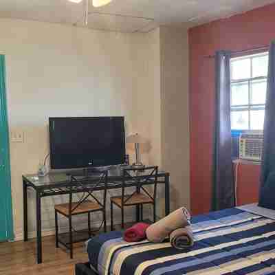 Cozy Studio Retreat, centrally located, with WiFi and AC Rooms