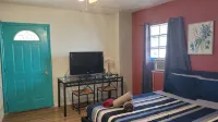 Cozy Studio Retreat, centrally located, with WiFi and AC - Homestays