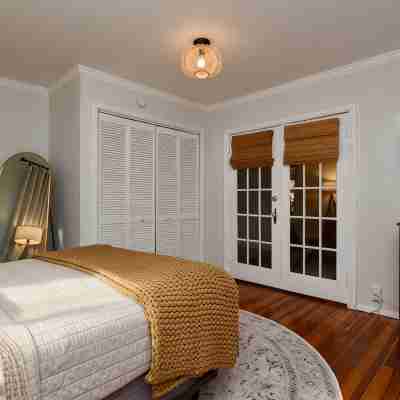 Walk Everywhere! Location Between Broadway and Racetrack Rooms