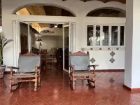 Spacious one bedroom oceanfront apartment Hôtels à : Compostela