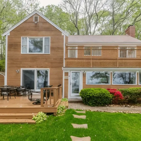 Waterfront Mashpee 5Bed/3Bath house with AC and WiFi w/ Private Beach