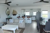 Trade Winds - Oceanview, Private Pool, Short Walk To Pink Sand Beach, Central. - 3 tähden