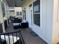 Brand new condo with gorgeous lake views - 4성급