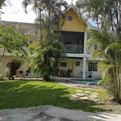Private villa apartment with pool and within 15 minute walk to 3 beaches. Hotel Exterior