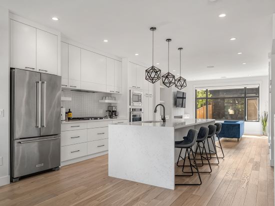 Modern family-sized house close to 17th Ave and downtown