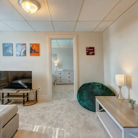 Hell's Kitchen, Apt #11-Bedroom Apartment Just a Short Walk to Hershey Theatre