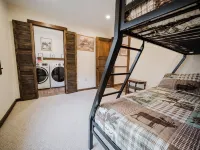 13 Beds, 17 Guests -Hot tub- 15 mins to Sunday River! Hotels in Newry