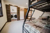 13 Beds, 17 Guests -Hot tub- 15 mins to Sunday River!