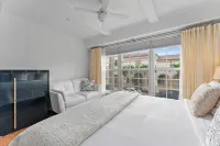 Perfect Palm Beach Location.Classic, spacious  1-bedroom condo, suite with AC. - Kitchens