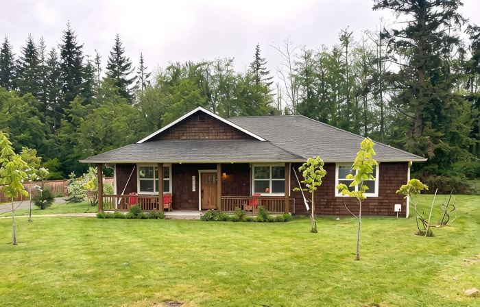 Whidbey House 3 Br 2 BA Porch & Patio: Watch for Deer and Bunnies. Sleeps 6-7