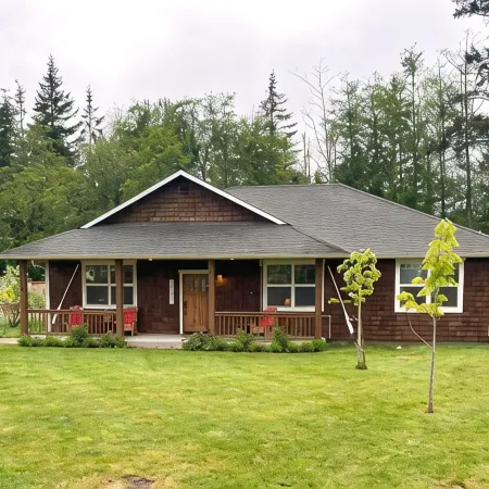Whidbey House 3 Br 2 BA Porch & Patio: Watch for Deer and Bunnies. Sleeps 6-7