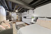 3 Living Rooms, 2 Garages, Gym & Chef’s Kitchen for a Group! - 방갈로