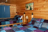Spacious 4Br Cabin Near Dollywood – Hot Tub, Game Room & Stunning Mountain Views - Bjergudsigt