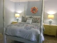 Grace's Getaway: Newly refurbished.Two blocks to the beach! - 4-Star