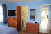 Deacon on Dolphin! Quaint 3rd Row Beach House with Ocean Views! - Beach