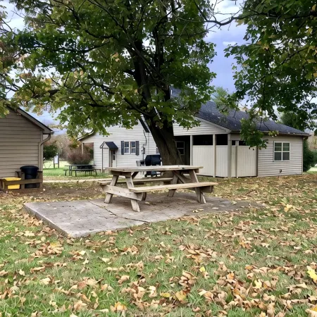 Hot tub, Campfire ring and great location!