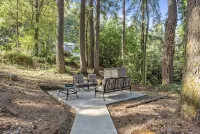 FREE Hot Tub Use + LV 2 EV Charging! Cozy Cabin - 5 min from Belfair State Park - Chalets