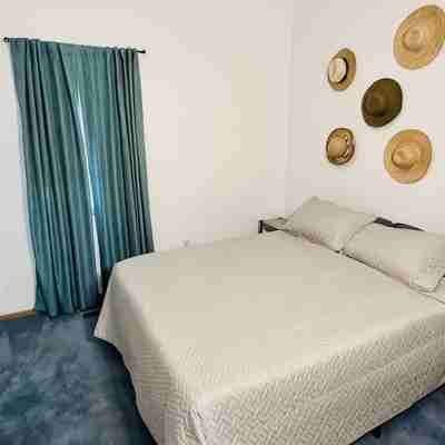Great Location ONLY 5 Blocks to Beach Rooms