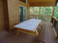 A Luxurious Cabin Quietly Tucked Away in the Woods, Dog-Friendly, Fiber WiFi - 4-Star