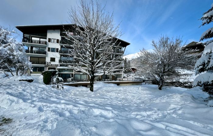 Modern, spacious apartment in the centre of Morzine near the ski lifts.